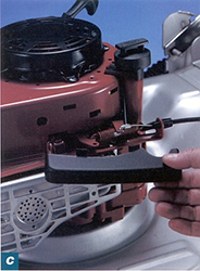 Inspektion zum Bremsenaustausch im Kleinmotor von Briggs and Stratton