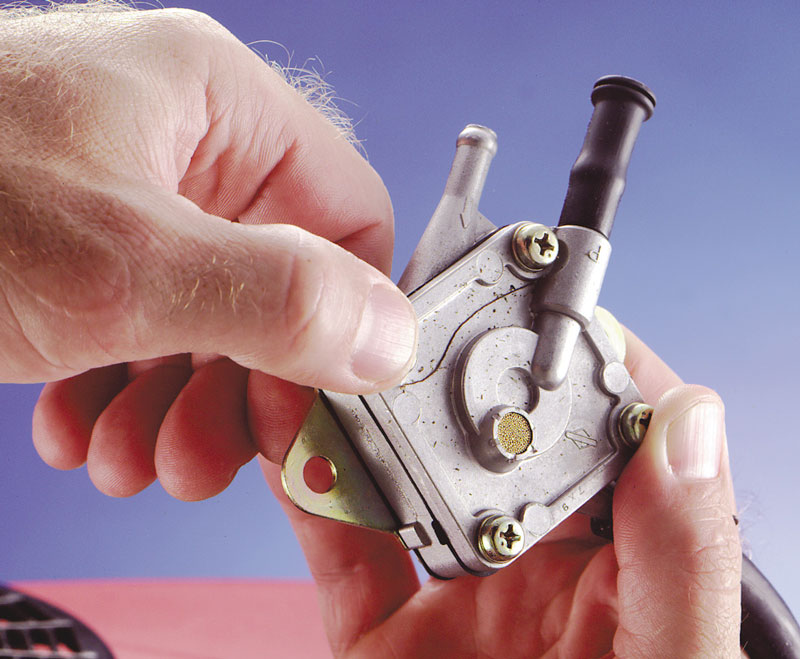 Installez la pompe à carburant d’un petit moteur Briggs and Stratton