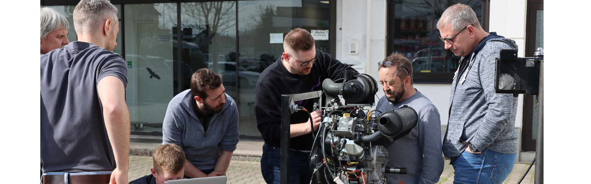Page-header-service-technician-trainer-outdoor (3)