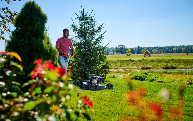 BAS_E500_Senix_Push Mower_Mowing_Lifestyle_2326