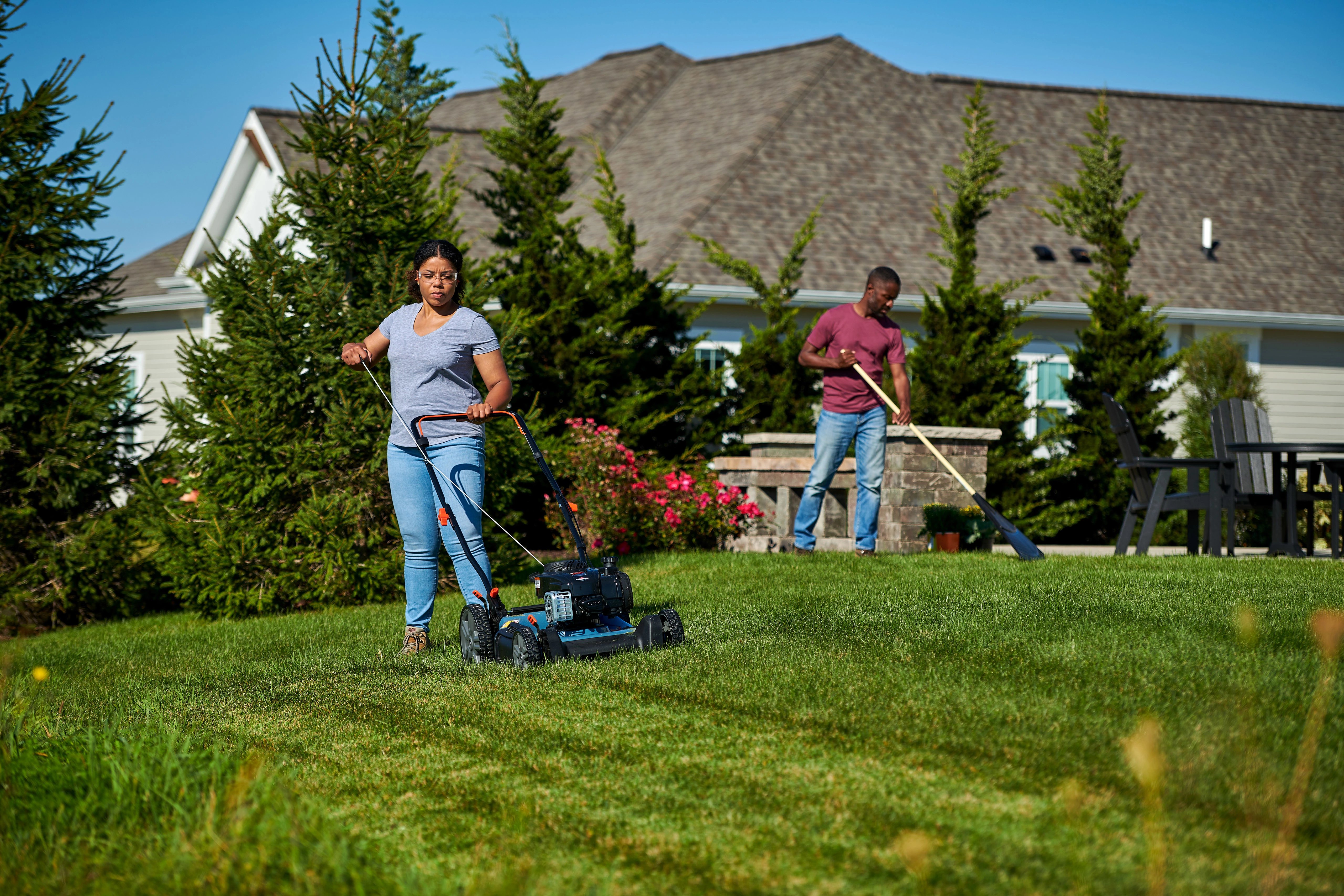 BAS_E500_Senix_Push Mower_Mowing_Lifestyle_2450