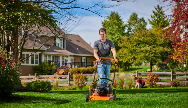 BAS_EX550_Yardforce_Push Mower_Mowing_Lifestyle_1365 800 x 460 (1)