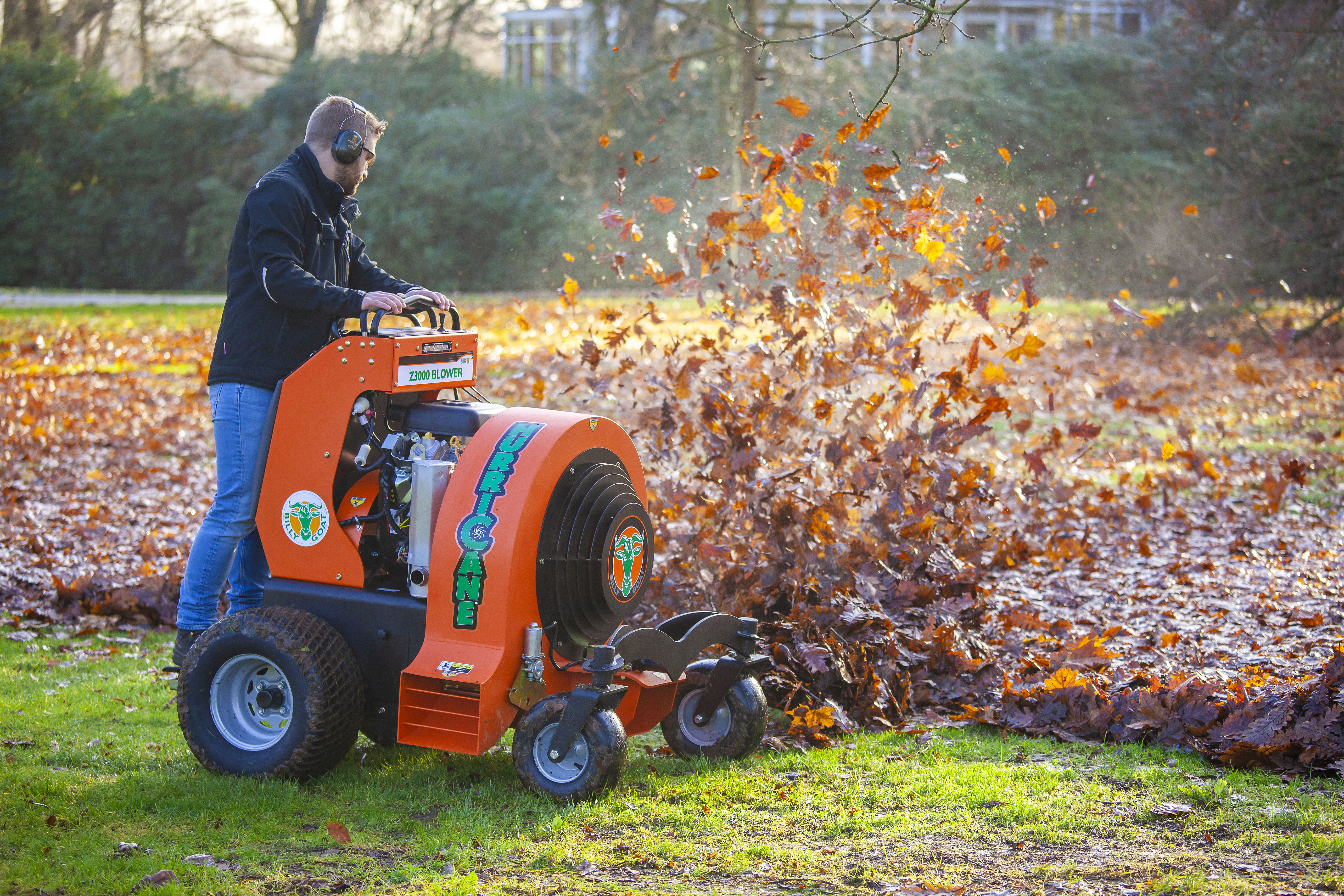 Z3000_BG_blower_FallCleanup_lifestyle